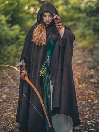 Trollfelsen Mittelalter Gewandung Umhang Aamira Braun